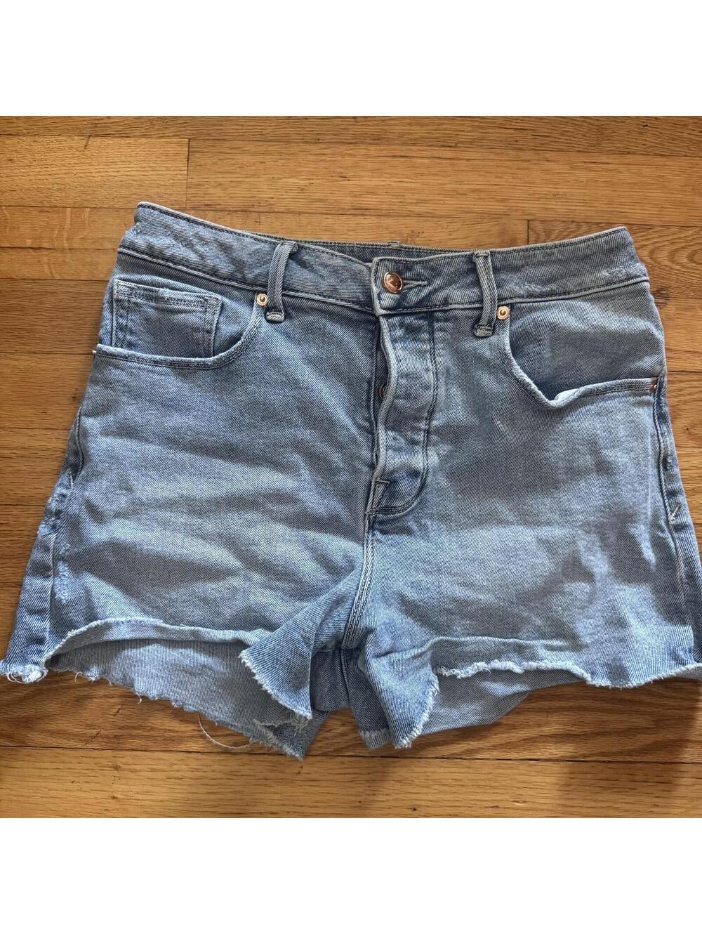 Good American Light Wash Denim Cutoff Shorts Size 8